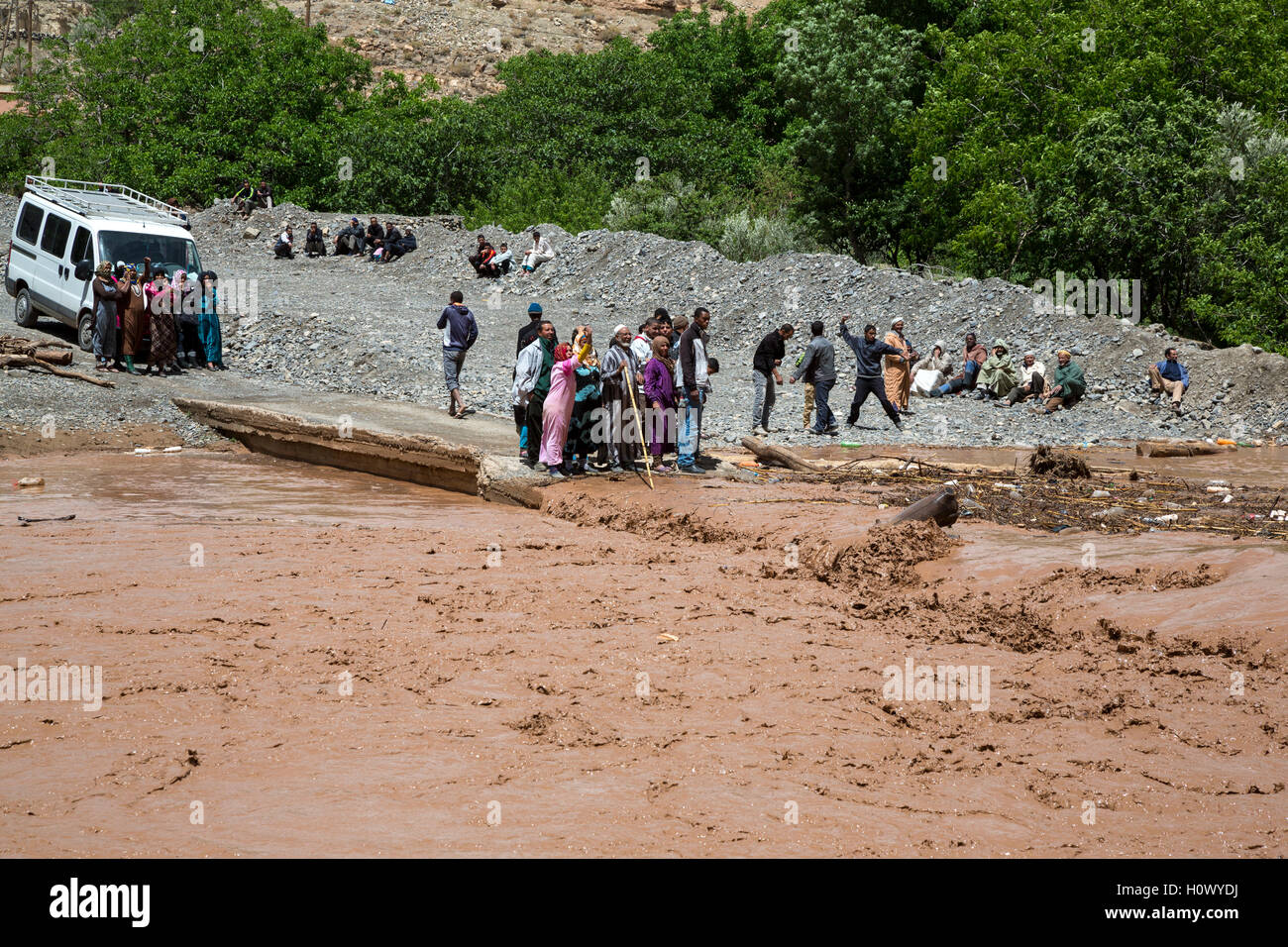 Dades Gorge, Marocco. Inondazione impedisce il passaggio dal villaggio (sfondo, al di fuori della vista) alla strada principale. Foto Stock