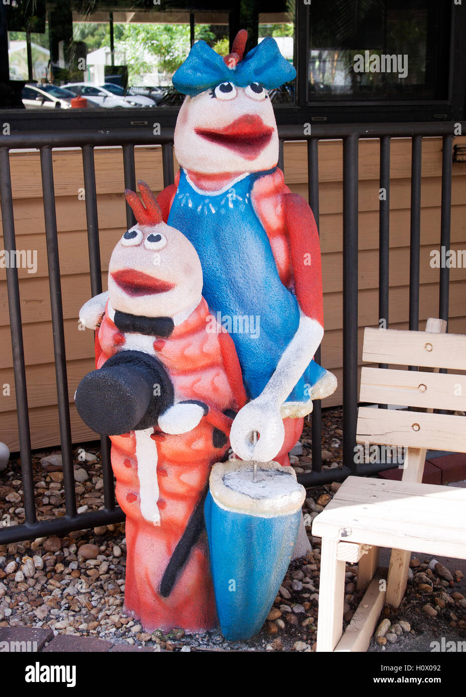 Gli stravaganti gamberetti che indossano cappelli alti accolgono i commensali in un ristorante di Titusville, Florida, aggiungendo un fascino stravagante al mare al ristorante costiero. Foto Stock