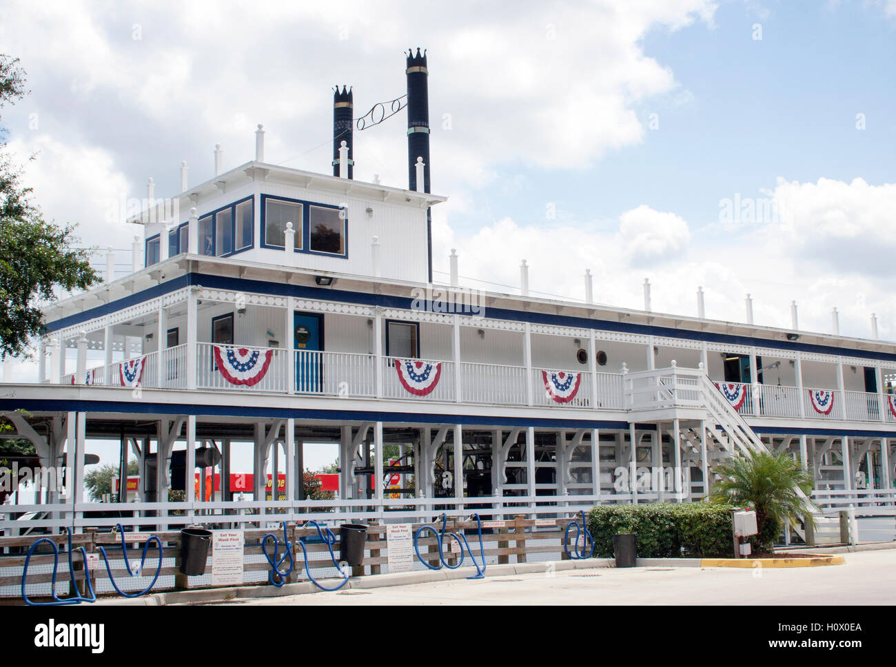 Showboat Carwash a St. Augustine, Florida, si distingue per il suo colorato tema nautico, una stravagante fermata lungo la strada con il fascino del lavaggio auto d'epoca. Foto Stock