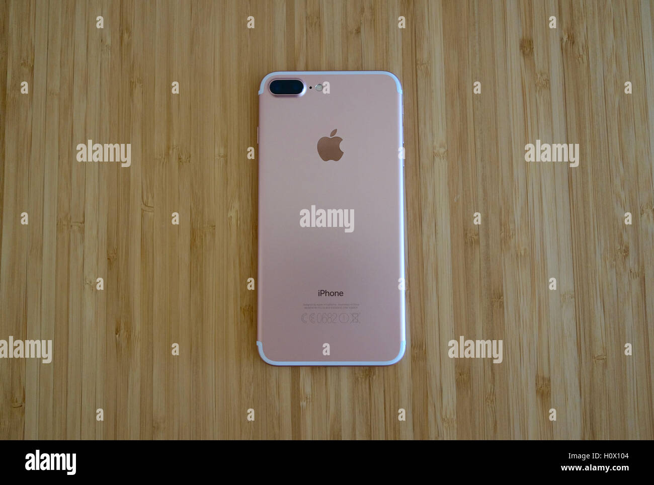 Vista di iPhone 7 Plus Oro Rosa. L'iPhone 7 Plus è un nuovo smartphone prodotto da Apple Computer, Inc. Foto Stock