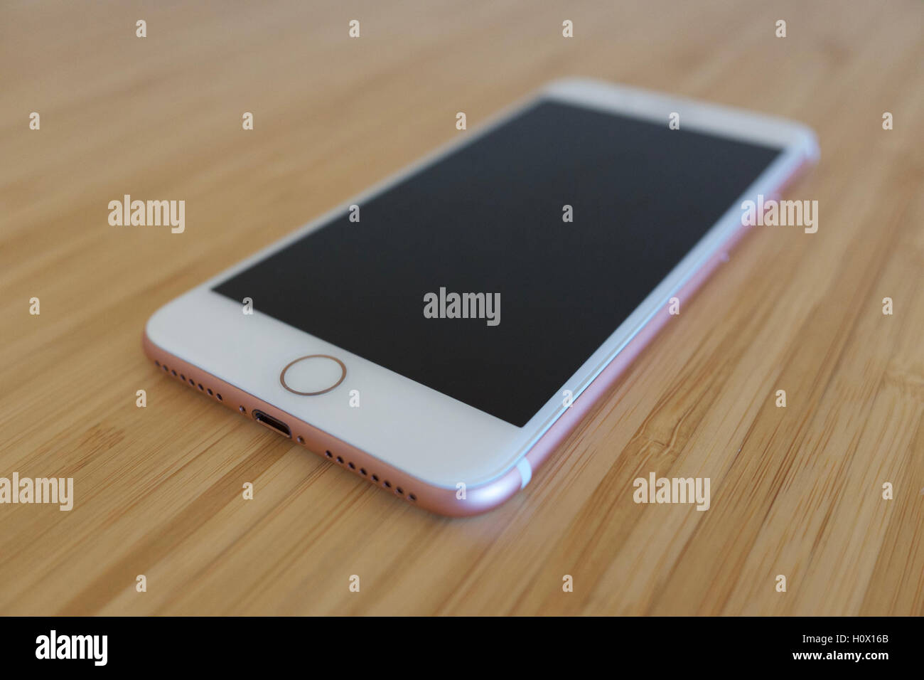 Vista di iPhone 7 Plus Oro Rosa. L'iPhone 7 Plus è un nuovo smartphone  prodotto da Apple Computer, Inc Foto stock - Alamy