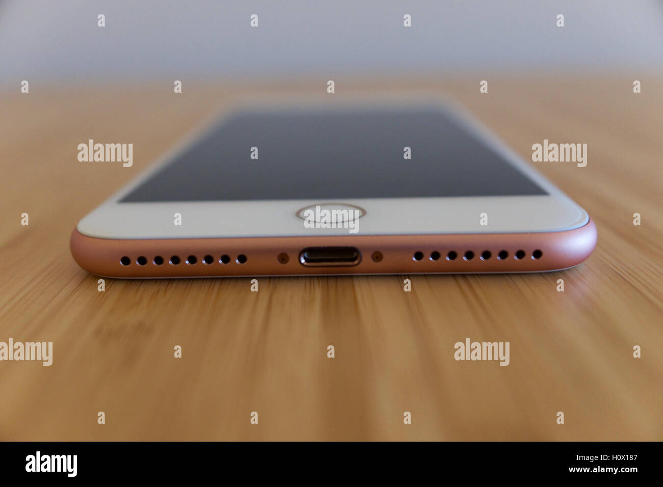 Iphone 7 plus oro rosa immagini e fotografie stock ad alta risoluzione -  Alamy