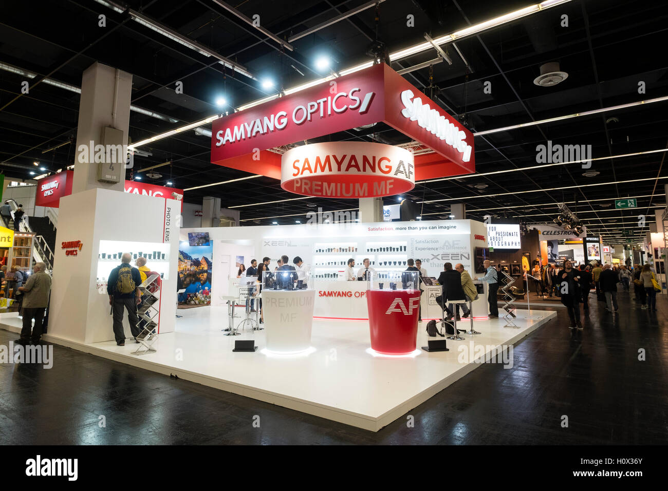 Samyang optics azienda stand Sony al Photokina fiera a Colonia, in Germania , 2016 Foto Stock