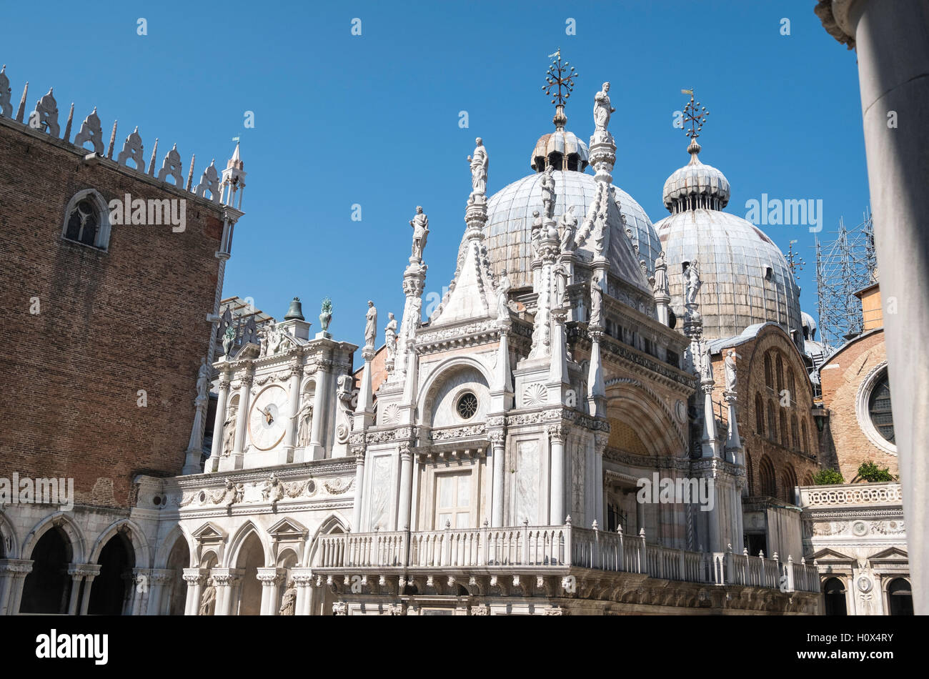 Ingresso al cortile interno del Palazzo Ducale con cupole di San Marco dietro. Il Doge fu la governante eletto di Venezia. Italia Foto Stock
