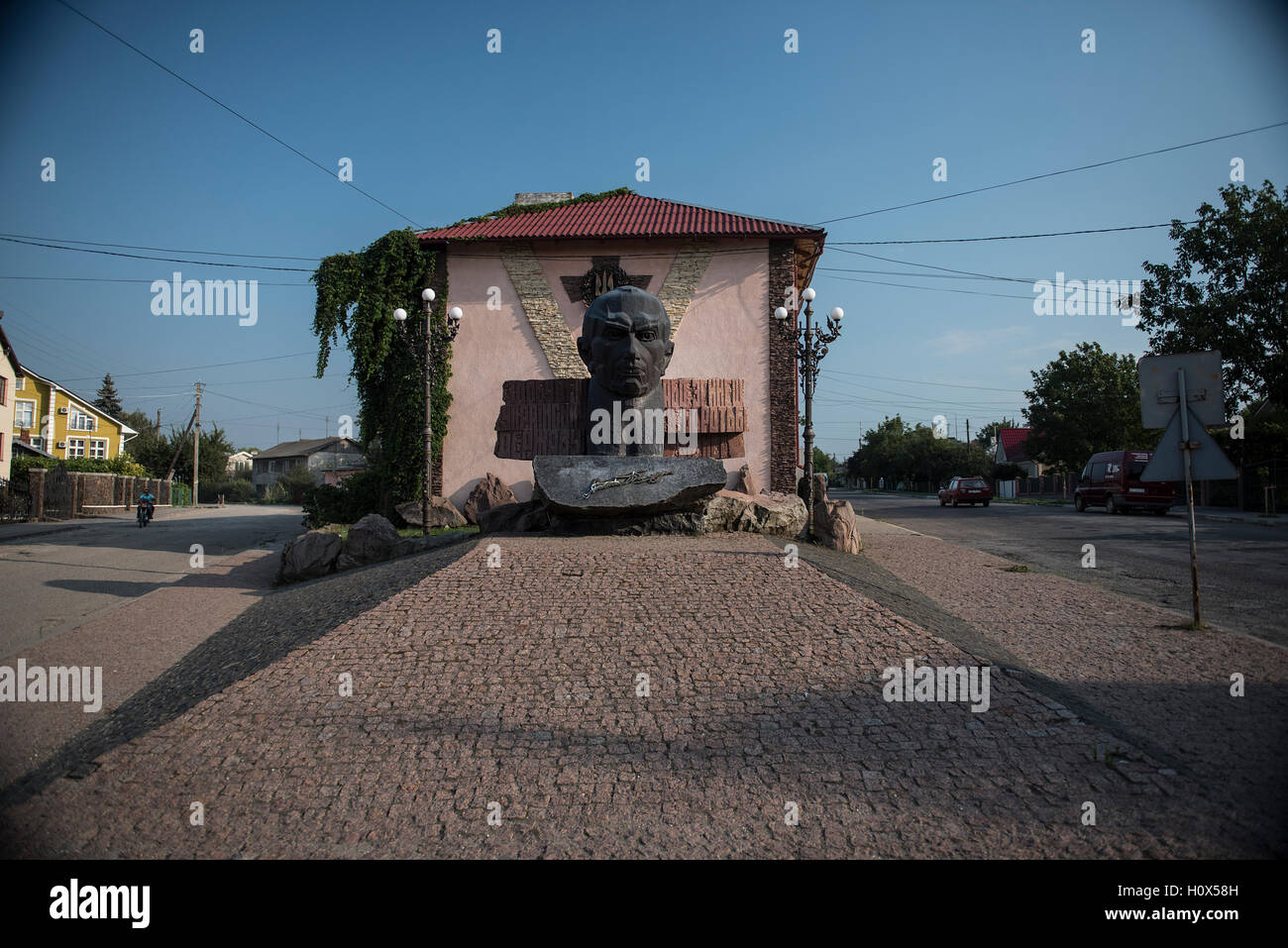 Vista di un Stepan Bandera monumento, presso la città di a Horodenka in Ucraina occidentale Foto Stock