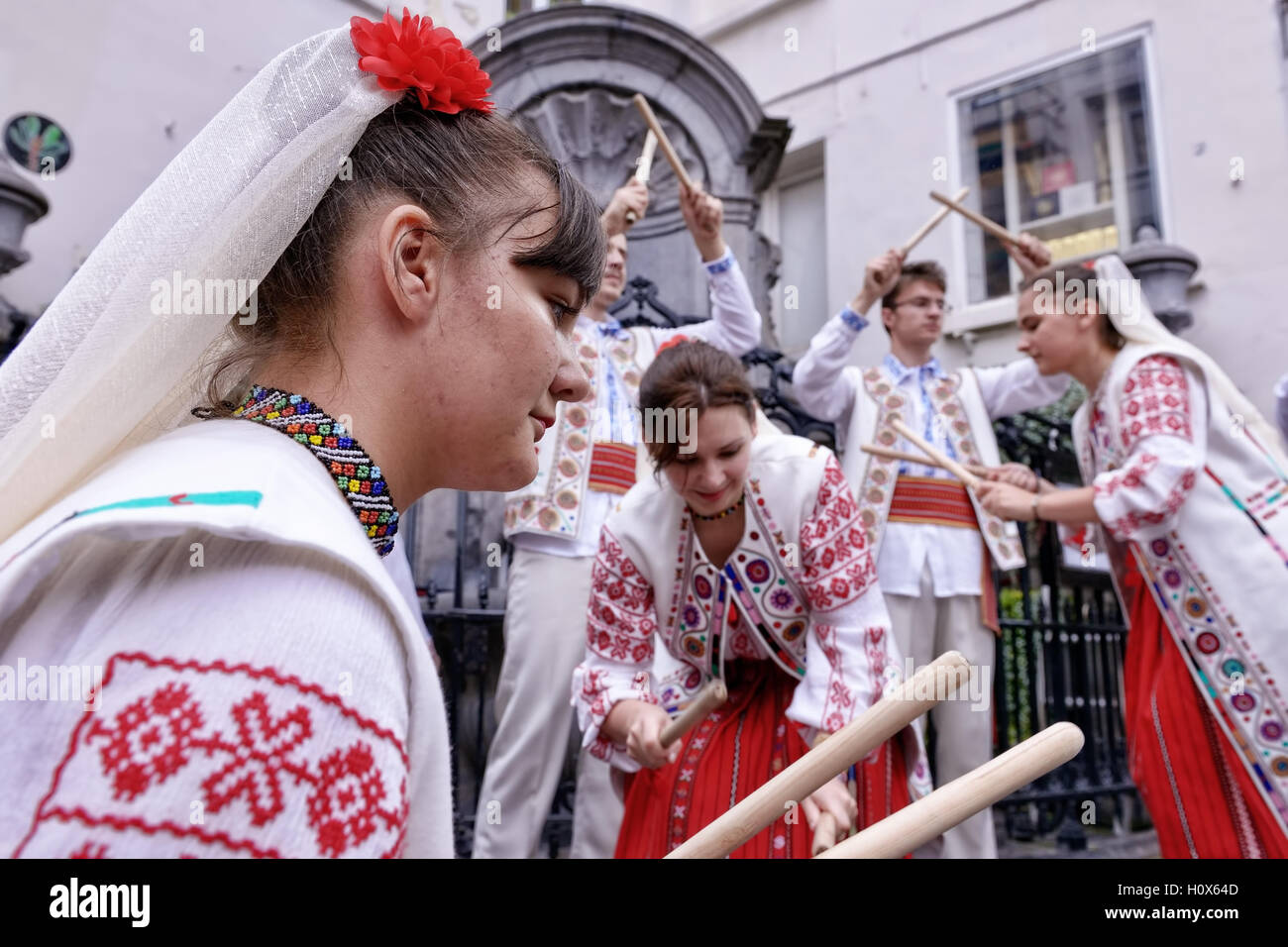 Concerto di rumeno gruppo folcloristico vicino a Manneken Pis nel giorno di Folklorissimo 2016 Festa Folcloristica e week-end senza auto in Foto Stock