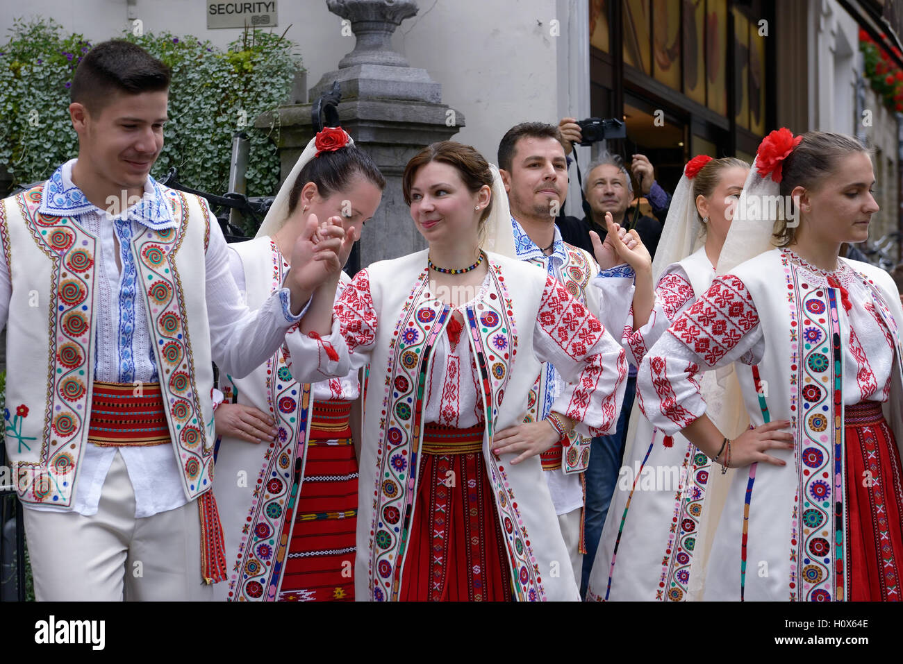 Concerto di rumeno gruppo folcloristico vicino a Manneken Pis nel giorno di Folklorissimo 2016 Festa Folcloristica e week-end senza auto in Foto Stock