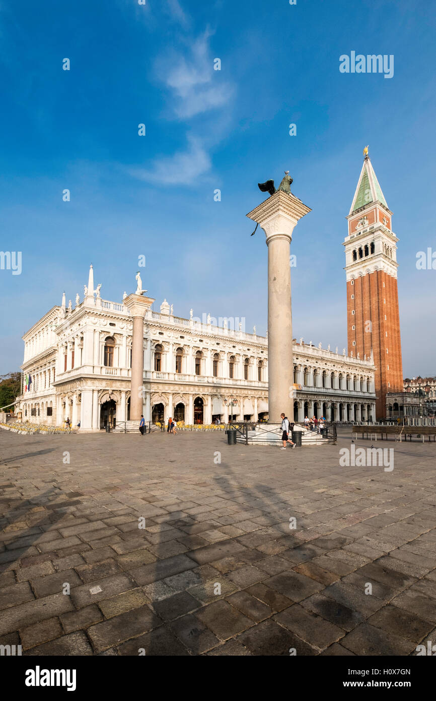 Piazza San Marco, Piazza San Marco, Venezia, la mattina presto con il campanile e le colonne di San Marco e di San Teodoro. Italia Foto Stock
