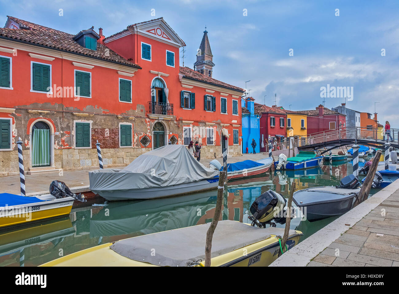 Barche sul Canal Isola di Burano Venezia Italia Foto Stock