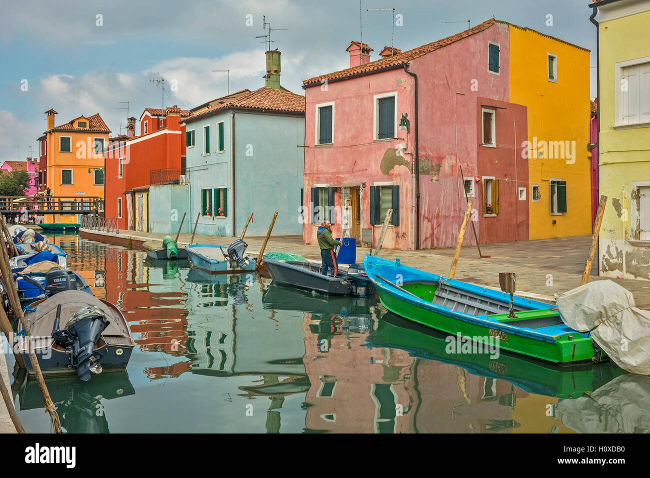 Barche sul Canal Isola di Burano Venezia Italia Foto Stock