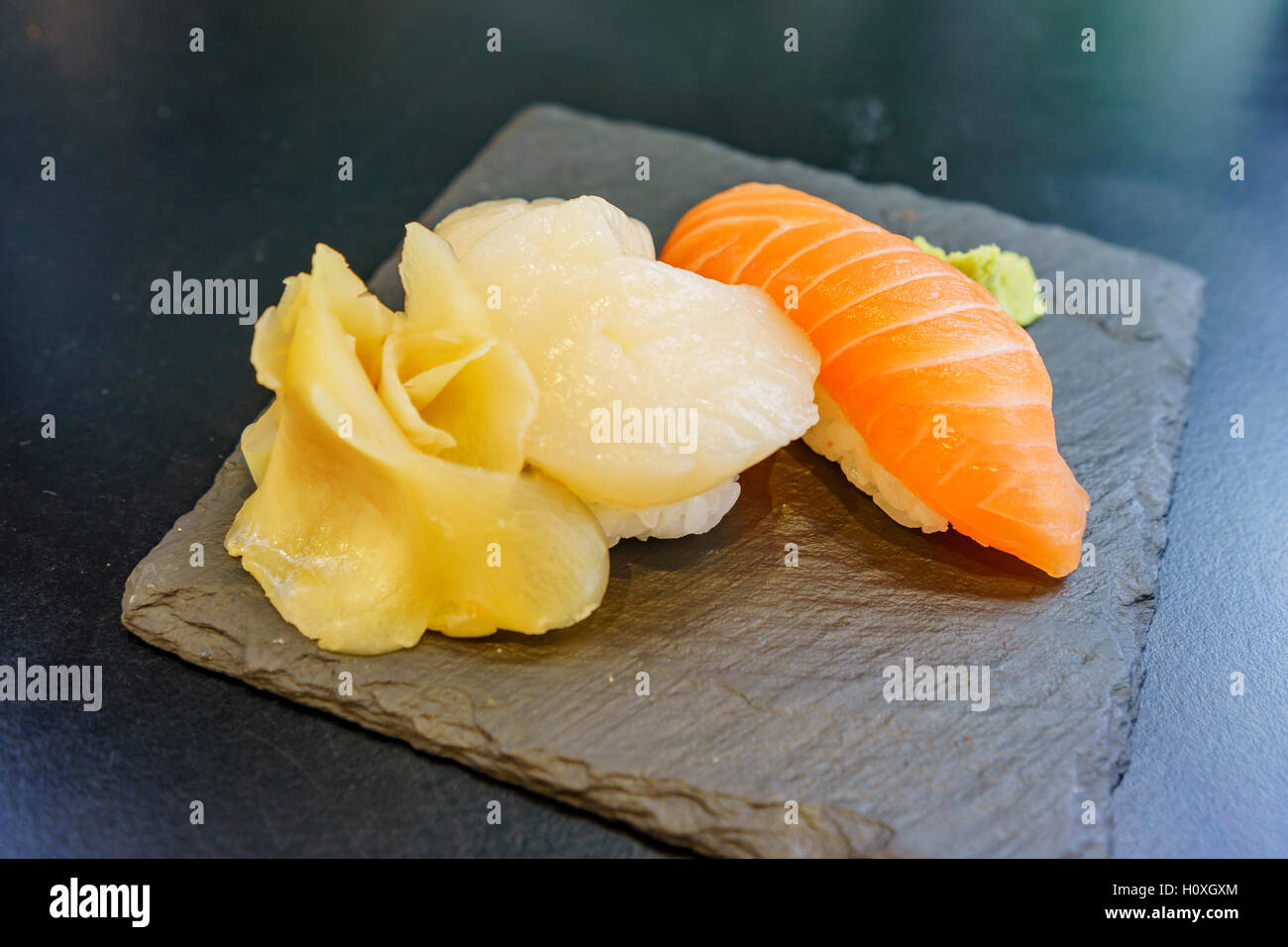 Salmone delizioso sushi mangiato a Copenhagen, Danimarca Foto Stock