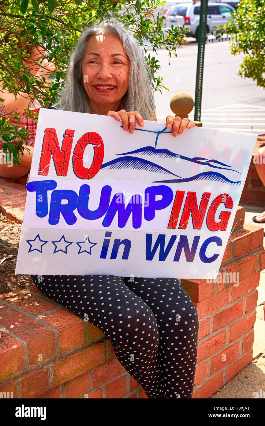 Donna che mantiene un anti-Donald Trump banner a una protesta nel rally di Asheville NC Foto Stock