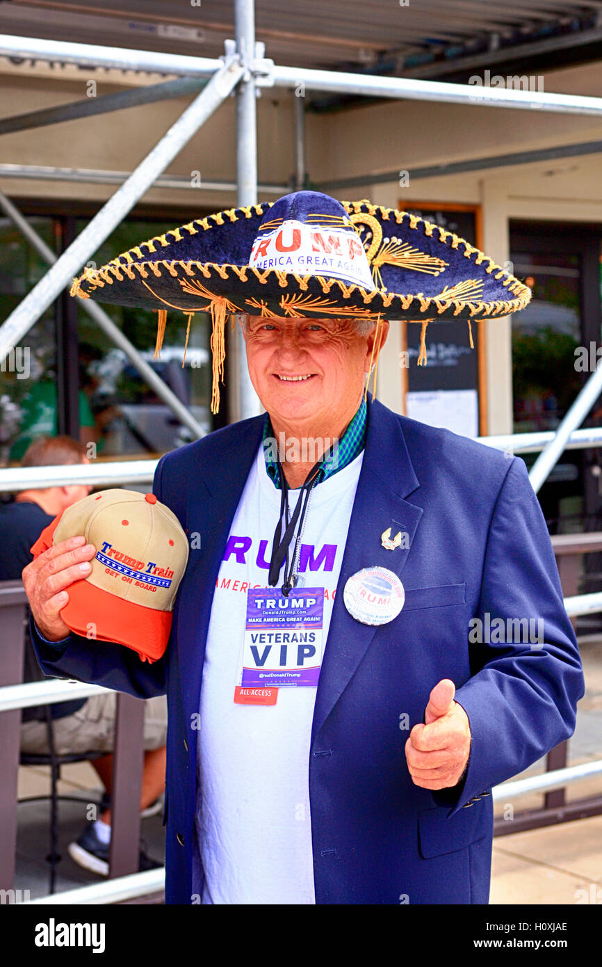 Donald Trump sostenitore indossando un sombrero messicano ad una convenzione in Asheville NC Foto Stock