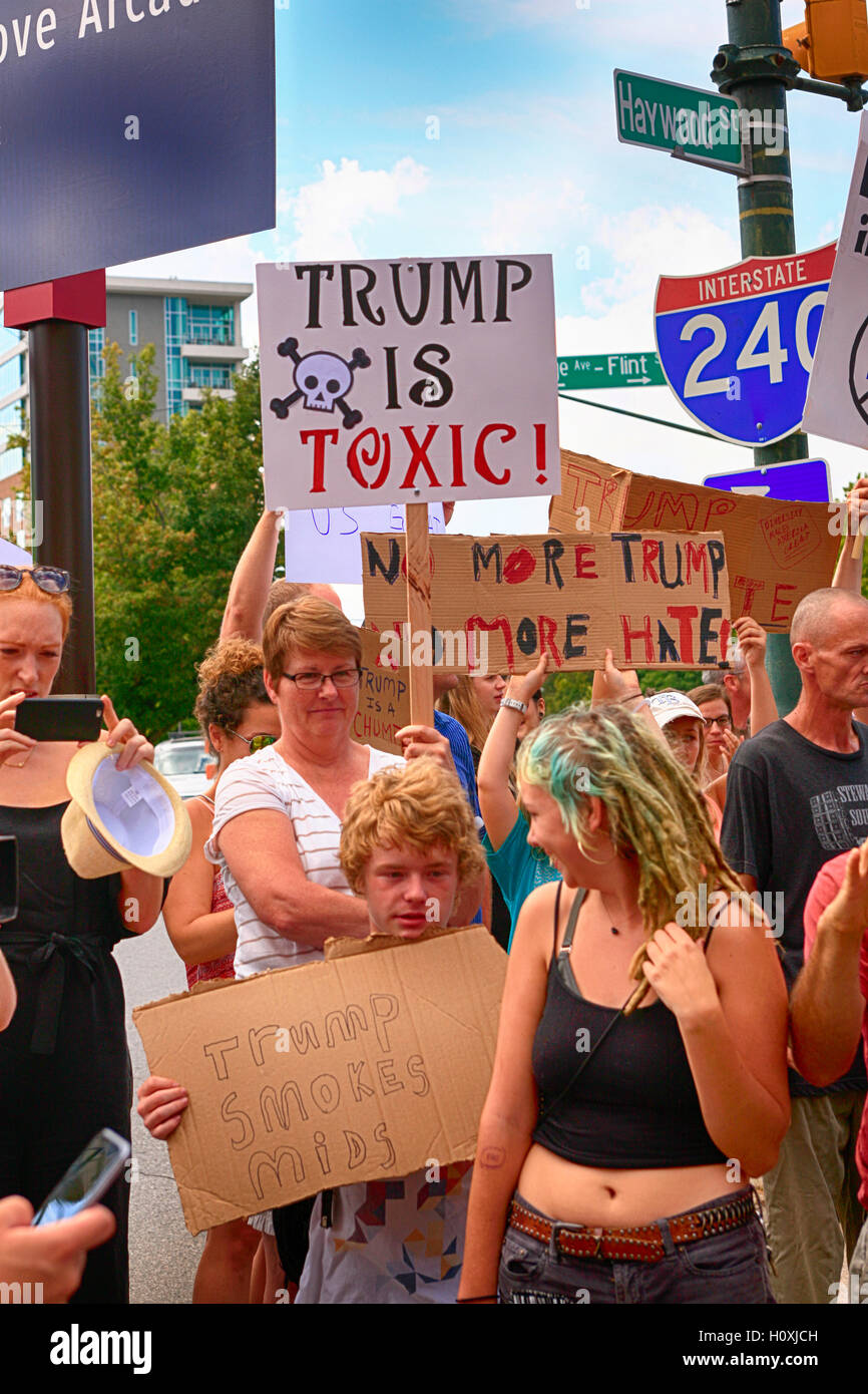 Anti-Trump dimostranti presso il convention center di Asheville, NC Foto Stock