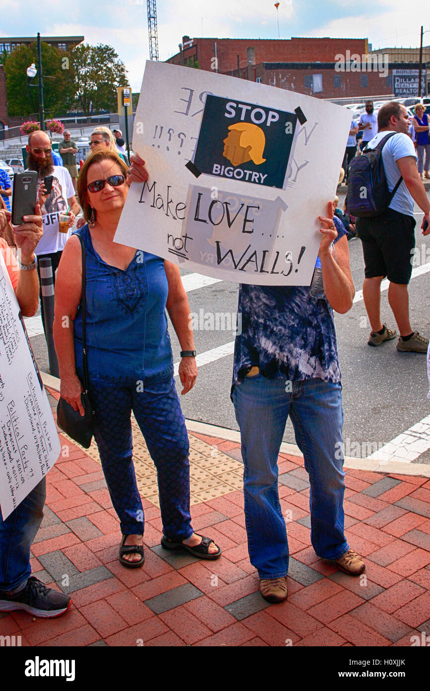 Sostenitori Anti-Trump protestando al Trump convenzione in Asheville NC Foto Stock