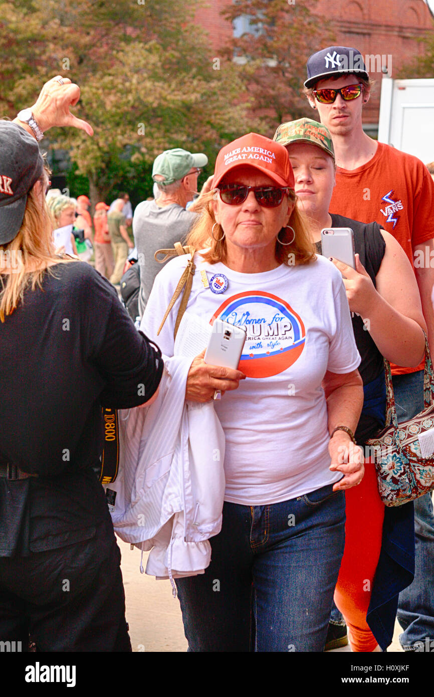 Trump sostenitori in occasione di una riunione al di fuori del centro congressi di Asheville, NC Foto Stock