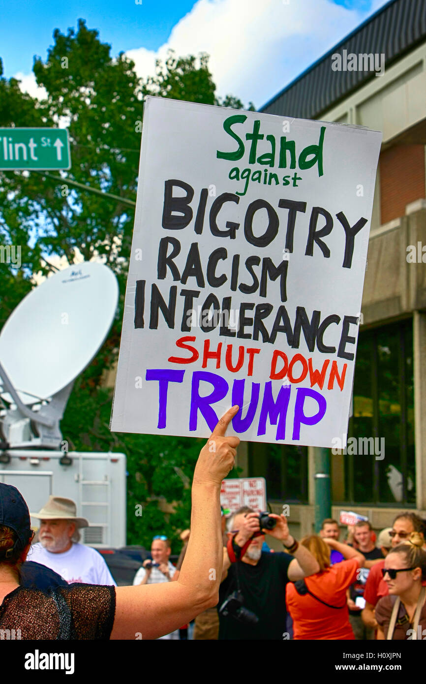 Sostenitori Anti-Trump protestando al Trump convenzione in Asheville NC Foto Stock