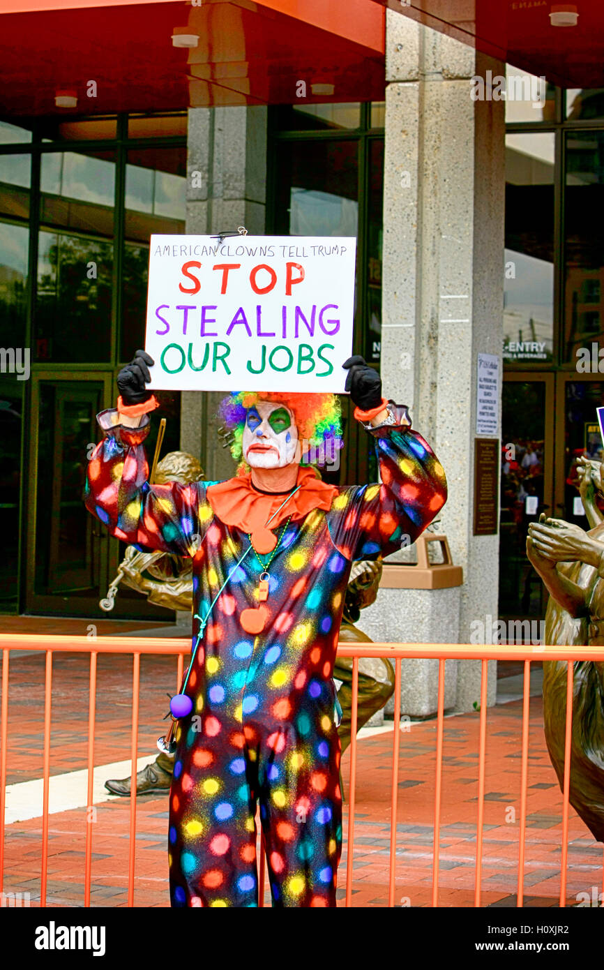 Anti-Trump uomo vestito come un clown protestando al Trump convenzione in Asheville NC Foto Stock