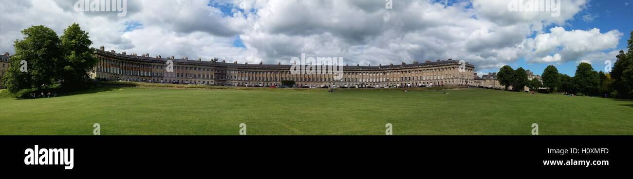 Il Royal Crescent, Bath, Inghilterra, visto dal parco Foto Stock