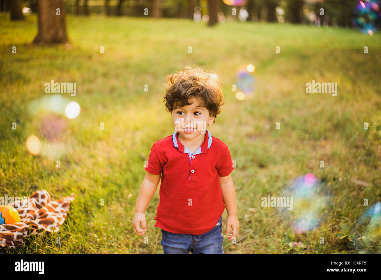 Little Boy giocano nel parco con bolle Foto Stock