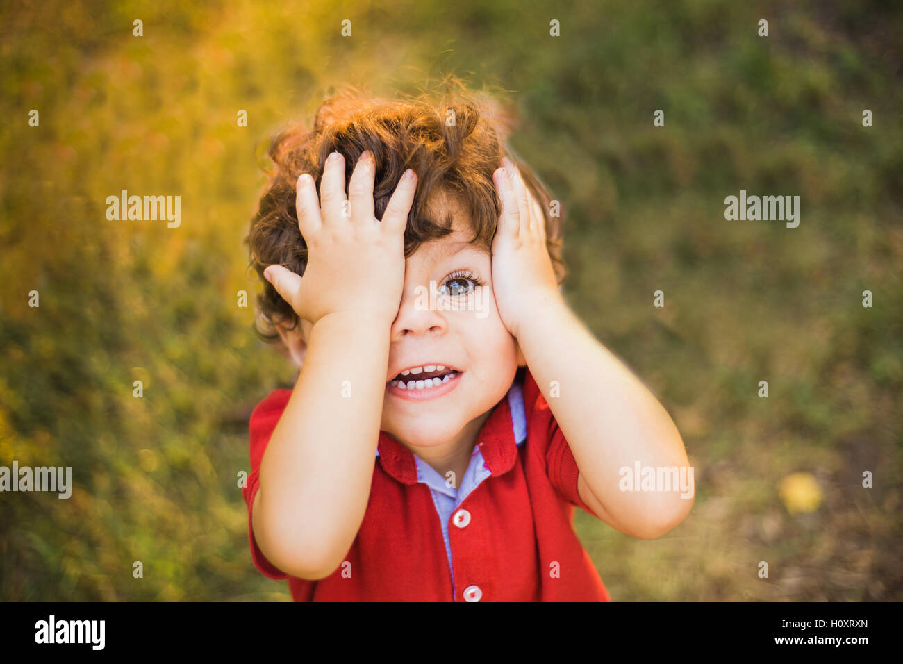 Little Boy giocano nel parco. Ritratto Foto Stock