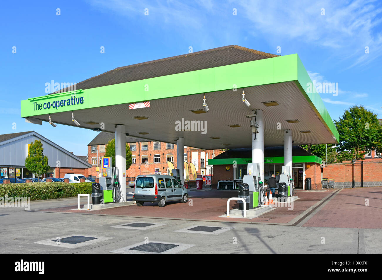 Co op benzina stazione di servizio garage adiacente supermercato car & van conducente il riempimento fino a Atherstone, Warwickshire England Regno Unito oscurato targhe di immatricolazione Foto Stock