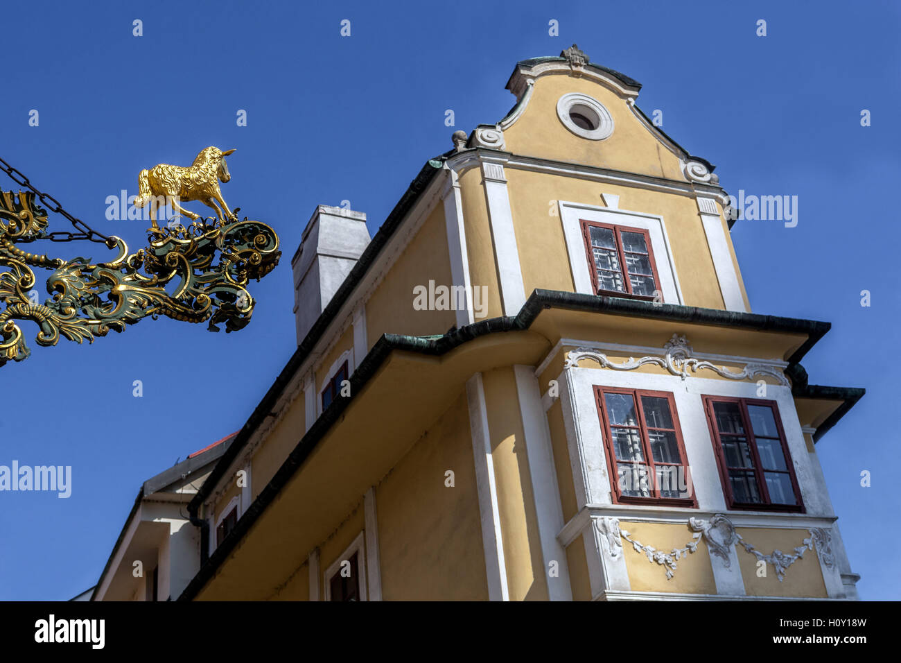 Il rococò di stile "Casa del Buon Pastore", che ospita il museo di orologi, Bratislava, Slovacchia, Europa Foto Stock
