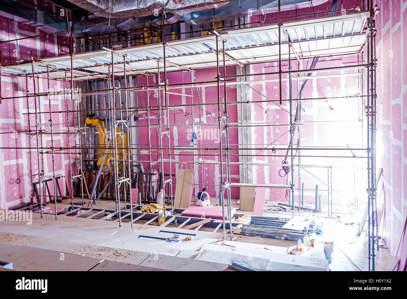 Ponteggio a vuoto è posizionato contro la parete di cartongesso al nuovo teatro con retro illuminazione da esterno. Foto Stock
