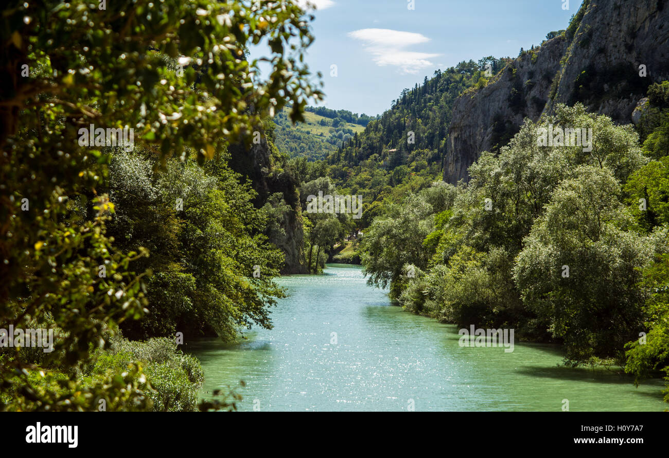 Furlo, la famosa gola italiana nelle Marche. Riserva naturale dal 12/06/2001, fiume Metauro, strada flaminia Foto Stock