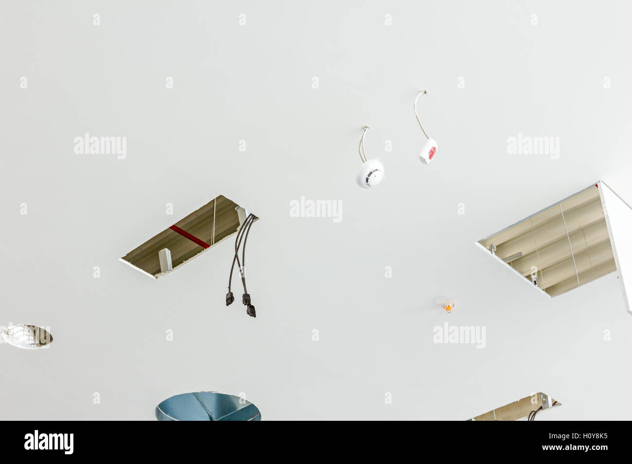 Montaggio sistema neon su ufficio sospesi a soffitto, futuristico ufficio bianco soffitto Foto Stock