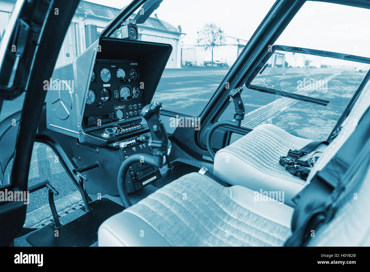 Il Cockpit elicottero - pannello strumenti. Interno di elicottero cruscotto di comando, Heli sul terreno. Colorate in blu Foto Stock