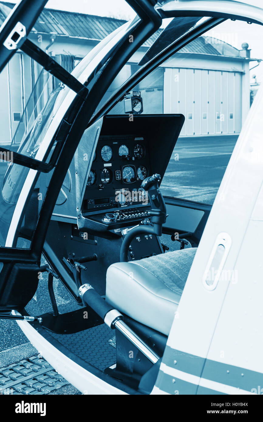 Il Cockpit elicottero - pannello strumenti. Interno di elicottero cruscotto di comando, Heli sul terreno. Colorate in blu Foto Stock