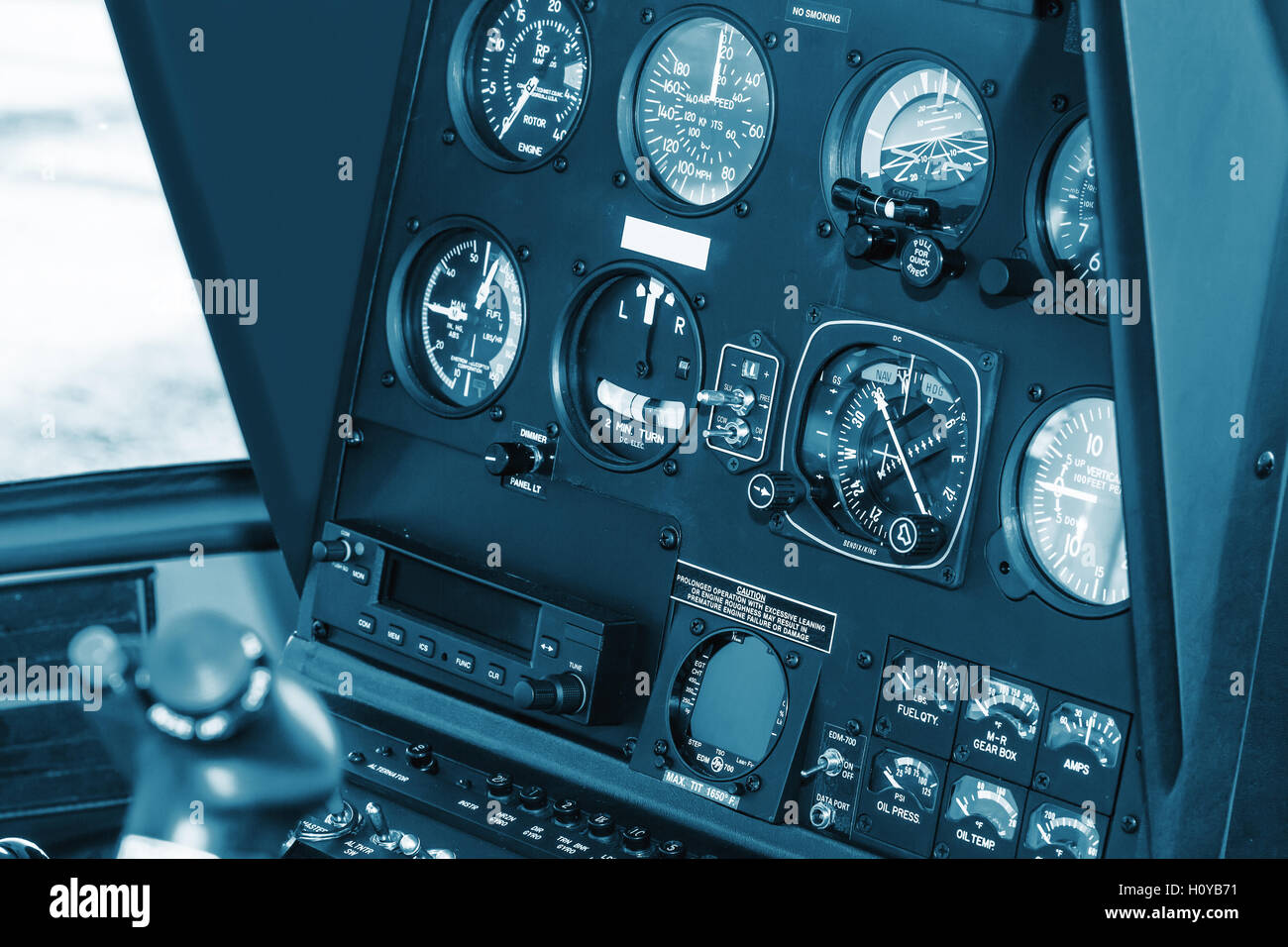Il Cockpit elicottero - pannello strumenti. Interno di elicottero cruscotto di comando, Heli sul terreno. Colorate in blu Foto Stock