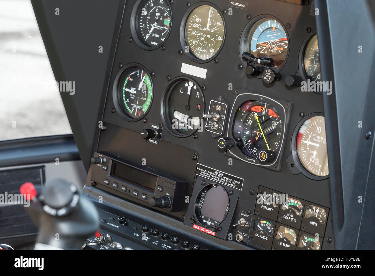 Il Cockpit elicottero - pannello strumenti. Interno di elicottero cruscotto di comando, Heli sul terreno. Colorate in blu Foto Stock