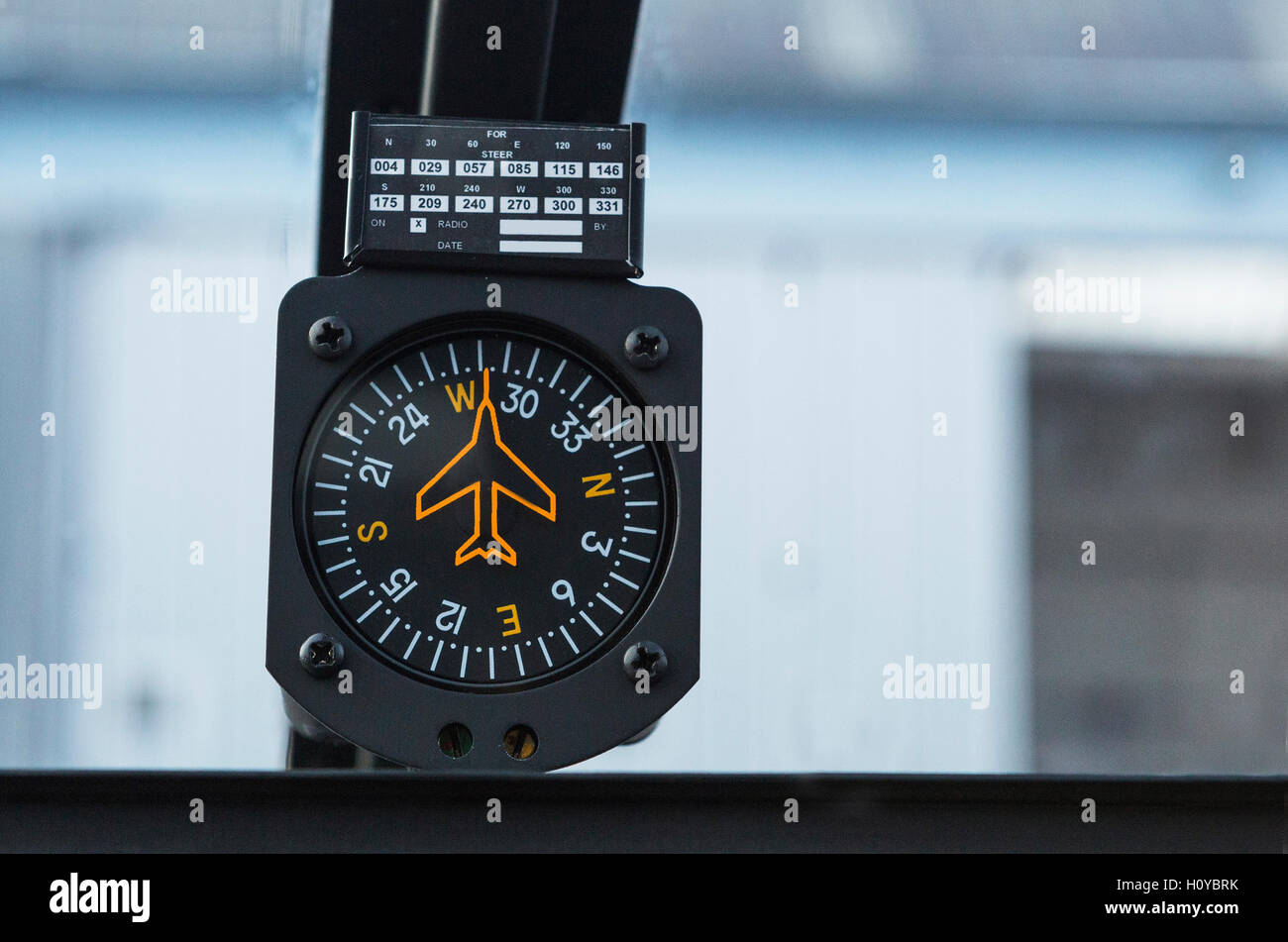 Il Cockpit elicottero - pannello strumenti. Interno di elicottero cruscotto di comando, Heli sul terreno. Colorate in blu Foto Stock