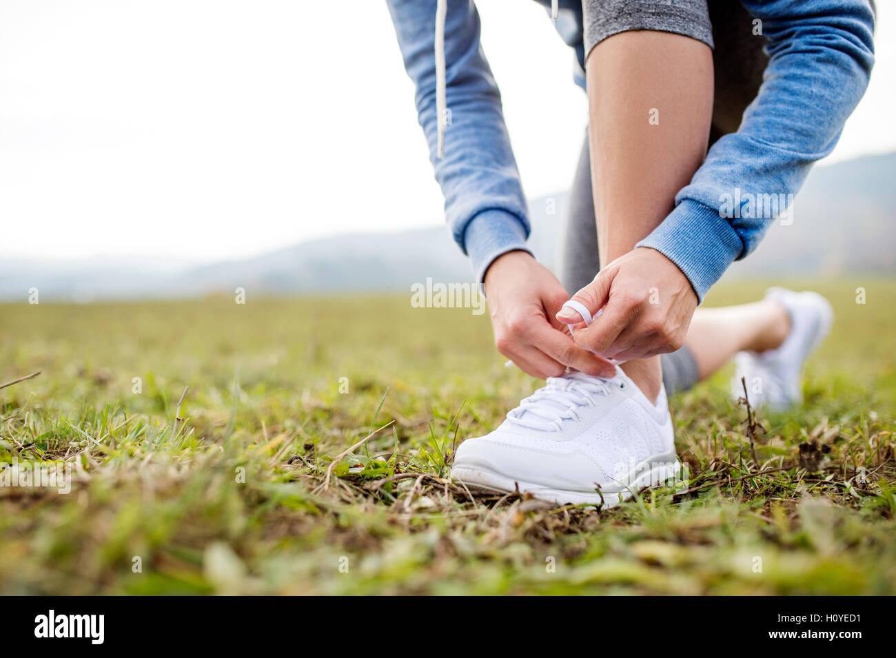 Close up di un irriconoscibile giovani runner lacci delle scarpe di legatura Foto Stock