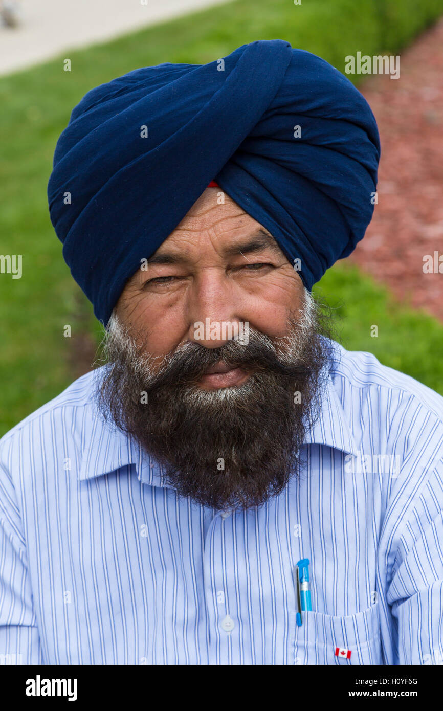Un uomo con turbante il pezzo di testa alla cultura Fest 2016 tenutosi a Bethel Heritage Park, Winkler, Manitoba, Canada. Foto Stock