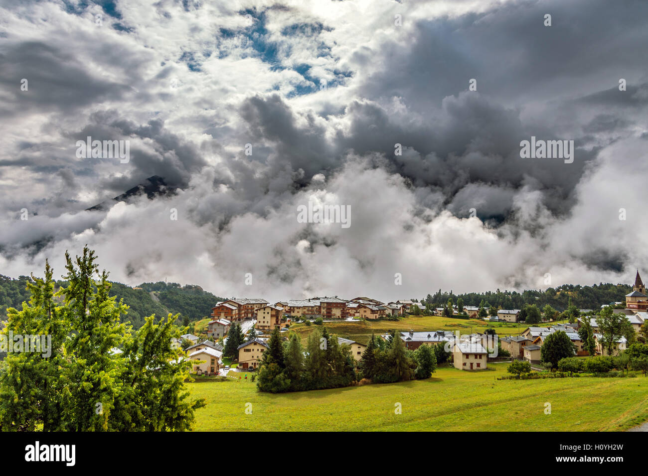 Le cattive condizioni meteo la formazione di nubi, gorgogliando, in montagna, Francia Foto Stock