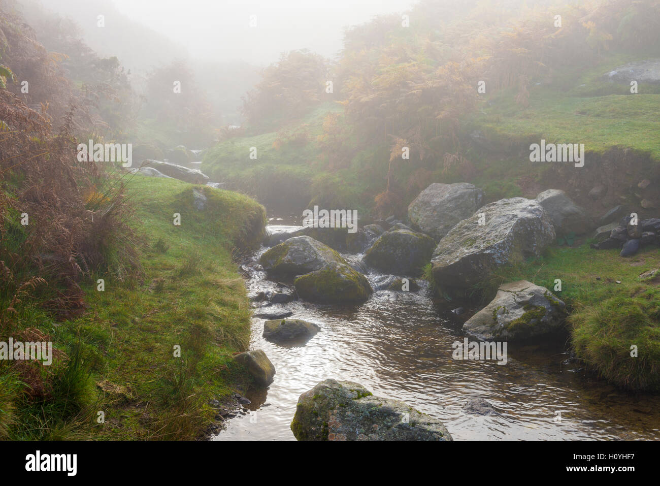 Foschia sopra Aik Beck su Barton è sceso nel Parco Nazionale del Distretto dei Laghi. Cumbria. In Inghilterra. Foto Stock