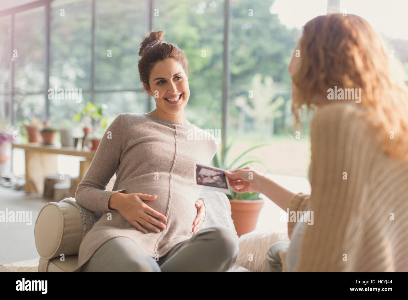 La gravidanza della donna ad ultrasuoni di condivisione Foto Stock
