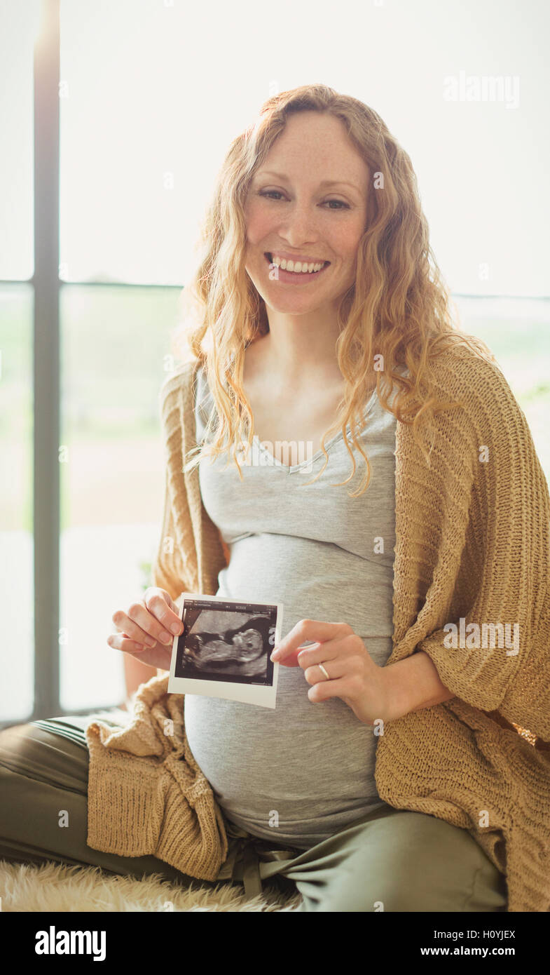 Ritratto di donna gravidanza azienda ultrasuoni Foto Stock