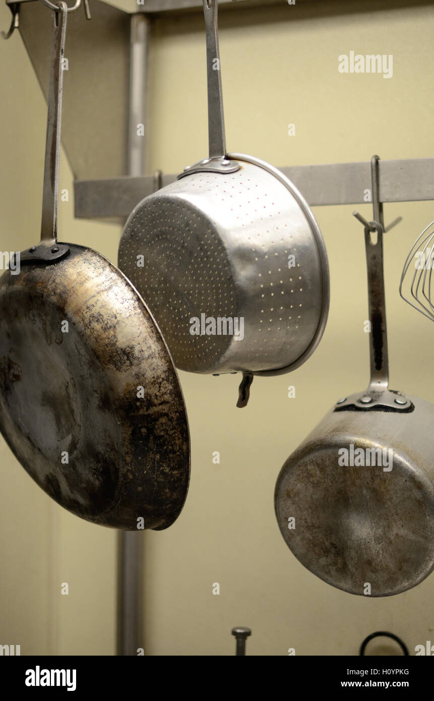 Pentole e padelle appesi in una cucina professionale del ristorante Foto  stock - Alamy