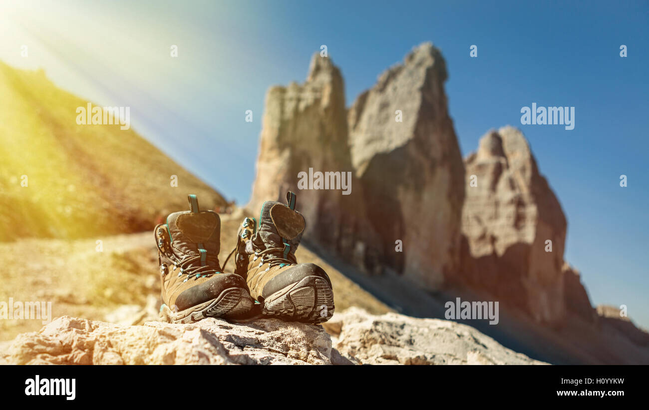 Scarponi da montagna per escursionismo sullo sfondo delle Dolomiti regione Tre Cimme, Italia. Scarpe da trekking di un escursionista su una roccia Foto Stock