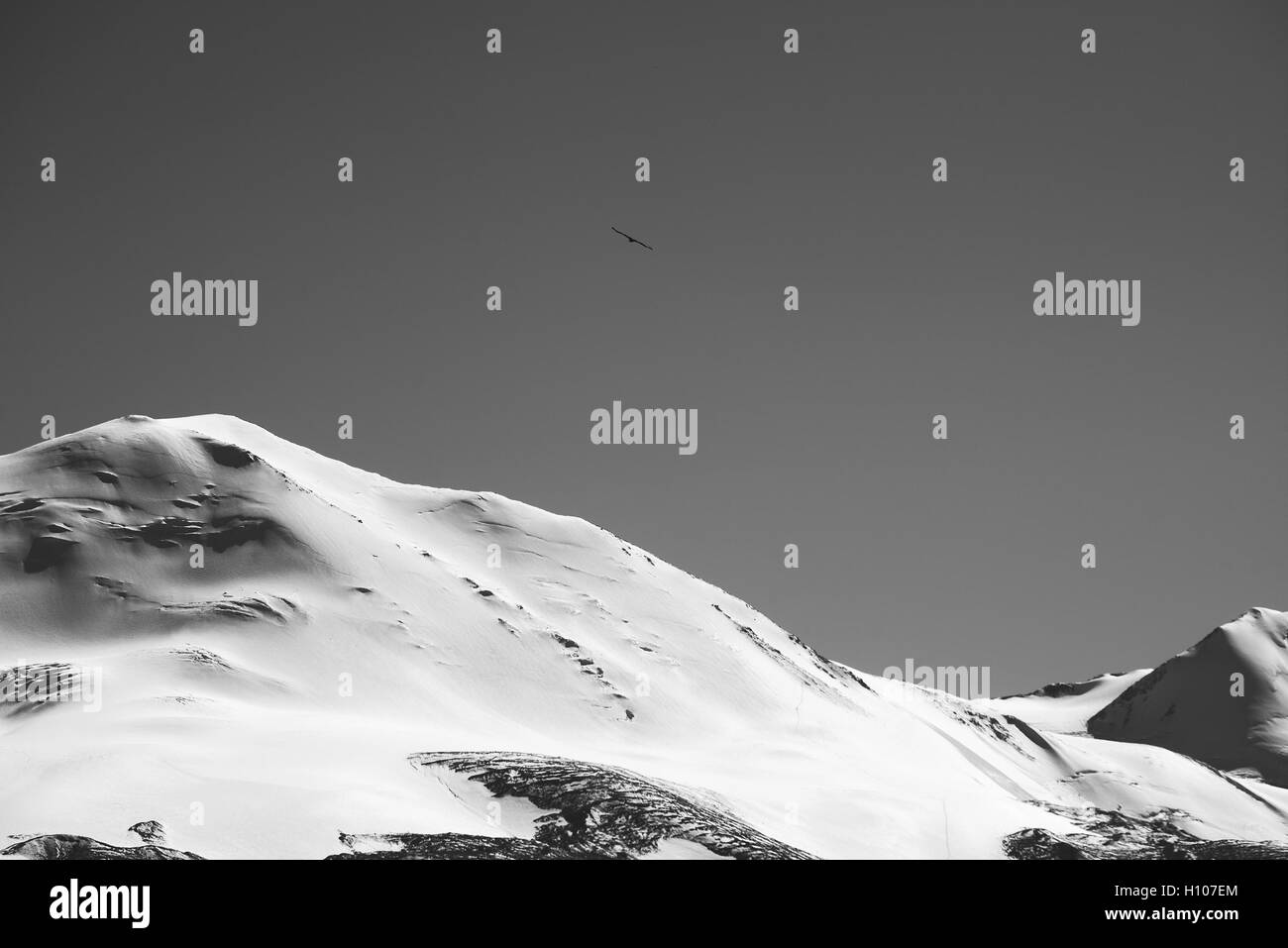 Montagna di neve sul cielo grigio backgroud Foto Stock