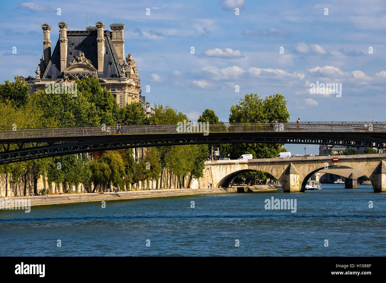 Parigi, Francia. Vista da una barca sul fiume Senna. Vista est con Passerelle Léopold-Sédar-Senghor passerella verso Pont Royal e il Pavillon de Flore, parte del Louvre. Foto Stock
