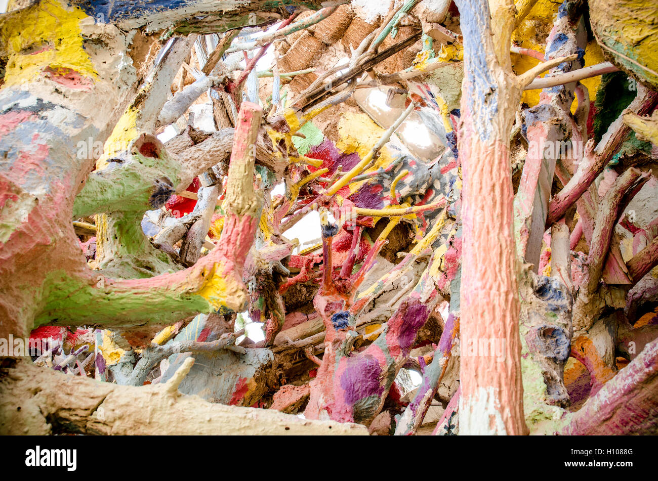 La salvezza montagna nel deserto del Colorado, vicino alla città di Soletta, vicino a Salton Sea. Verniciato con Christian motti e versetti biblici. Foto Stock