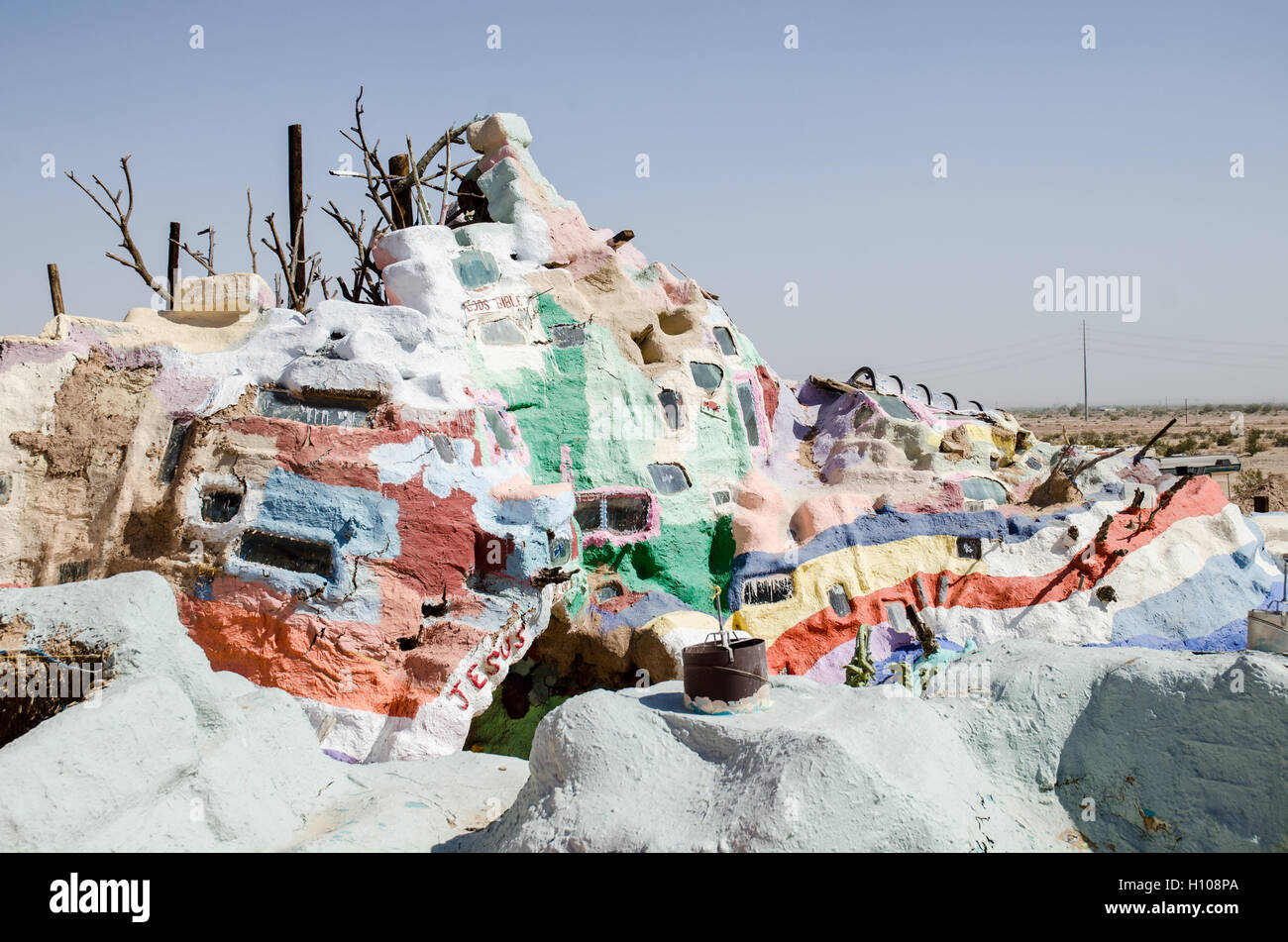 La salvezza montagna nel deserto del Colorado, vicino alla città di Soletta, vicino a Salton Sea. Verniciato con Christian motti e versetti biblici. Foto Stock