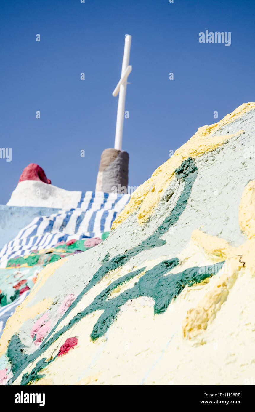 La salvezza montagna nel deserto del Colorado, vicino alla città di Soletta, vicino a Salton Sea. Verniciato con Christian motti e versetti biblici. Foto Stock