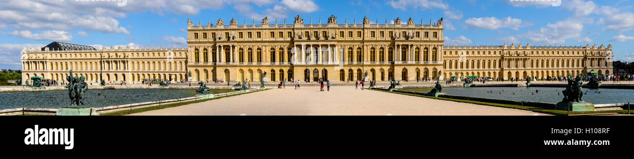 Il Palazzo di Versailles, o semplicemente di Versailles, è un castello reale vicino a Parigi, Francia. Cucito panorama. Foto Stock