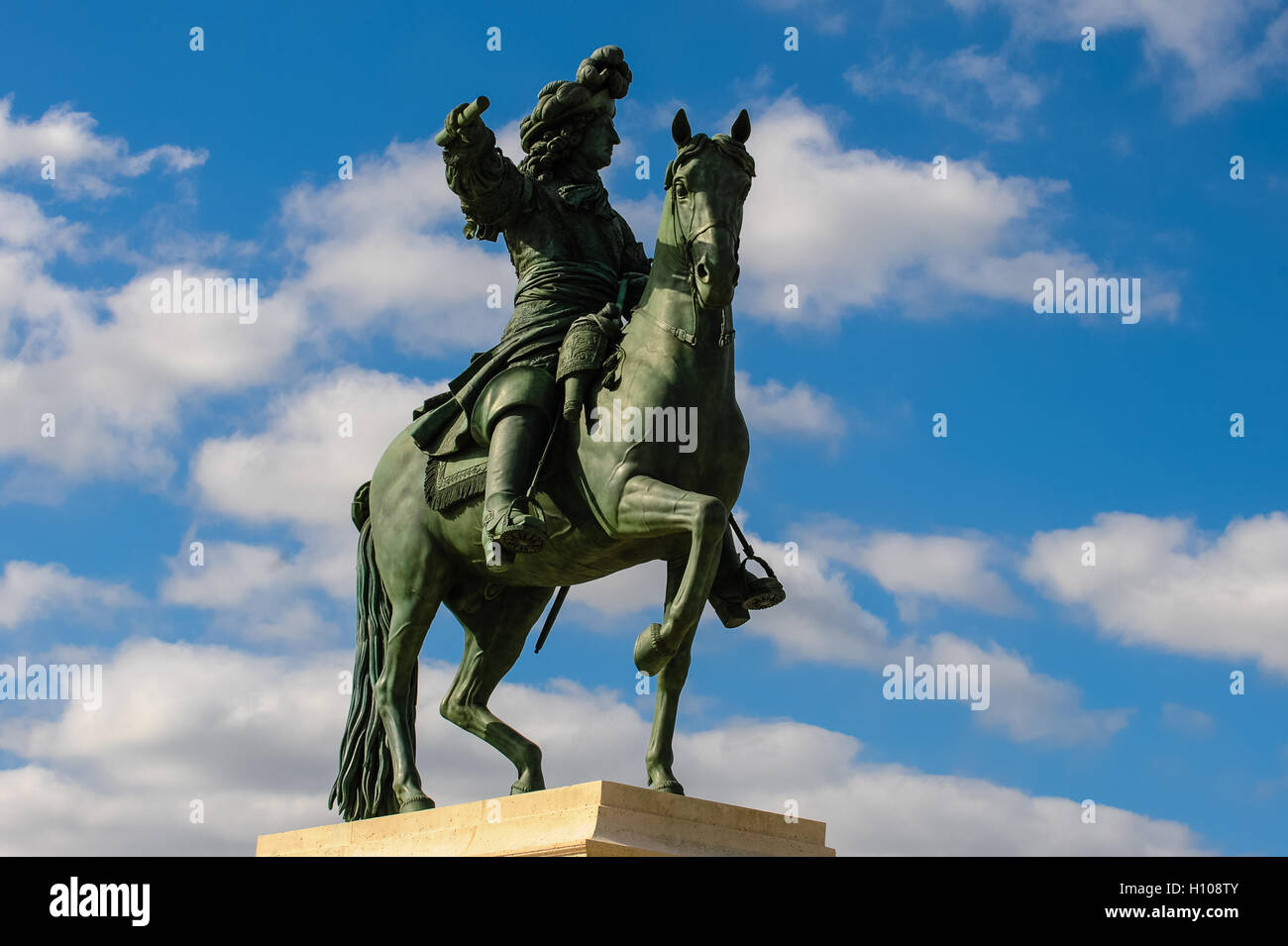 Il Palazzo di Versailles, o semplicemente di Versailles, è un castello reale vicino a Parigi, Francia. Statua equestre di Luigi XIV. Foto Stock